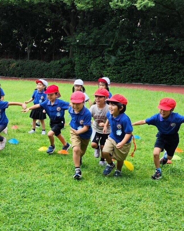 グラウンドで遊ぶ子供